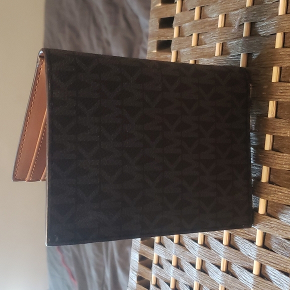 Michael Kors Jetset Passport Cover - Picture 3 of 4